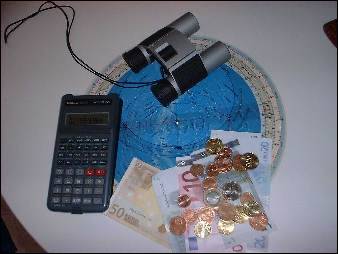 Foto: Sternenkarte, Fernglas, Taschenrechenr und Geld 