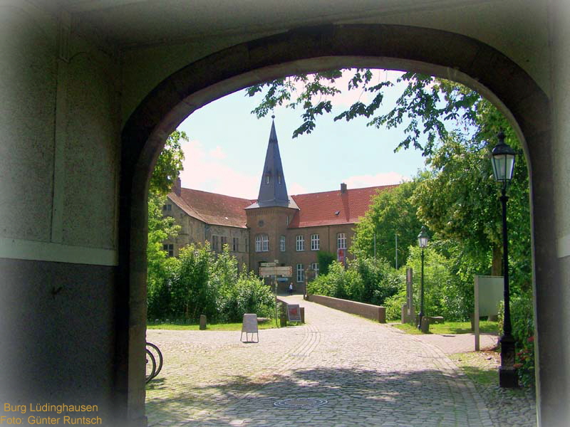 Burg Ldinghausen aus dem Torbogen